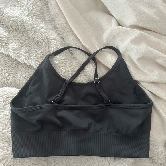 Grey sports bra 
Excellent condition 
Size small
#activewear #alo #lululemon - Picture 2 of 4